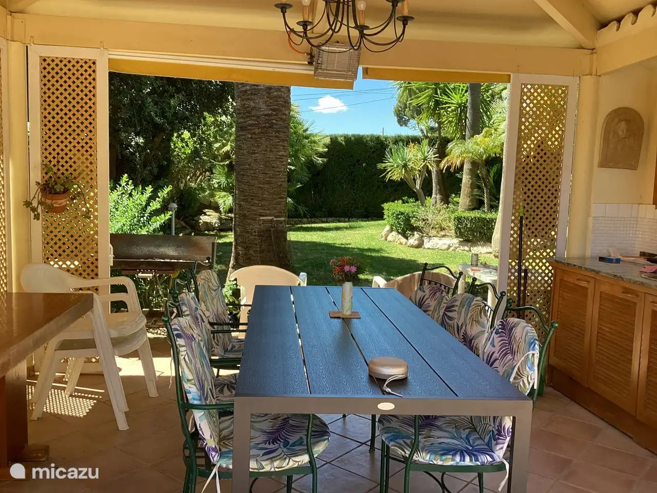 Sitzen Sie gemütlich im Garten, wo Sie bis in den späten Nachmittag Sonne haben und andererseits Schatten finden, wenn es tagsüber zu heiß ist.