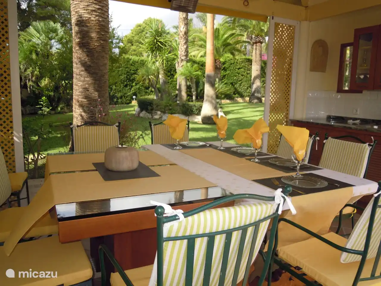 Sehr praktische Sommerküche, eine Naya, mit Schränken, Kühlschrank und kleiner Spülmaschine. Es gibt auch 2 Gasbrenner für kühle Abende.