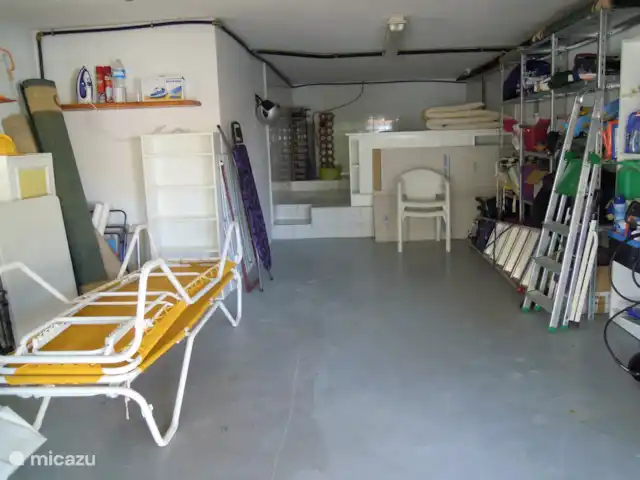 Villa Sentosa huren in Spanje, Costa Blanca, Altea - villa Grote garage met wasplaats en wasmachine achteraan.