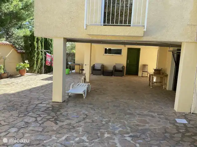 Villa Sentosa huren in Spanje, Costa Blanca, Altea - villa Voor de garage is er ook nog parking voor wagen in de schaduw. Achteraan zie je mogelijkheid om linnen te laten drogen.