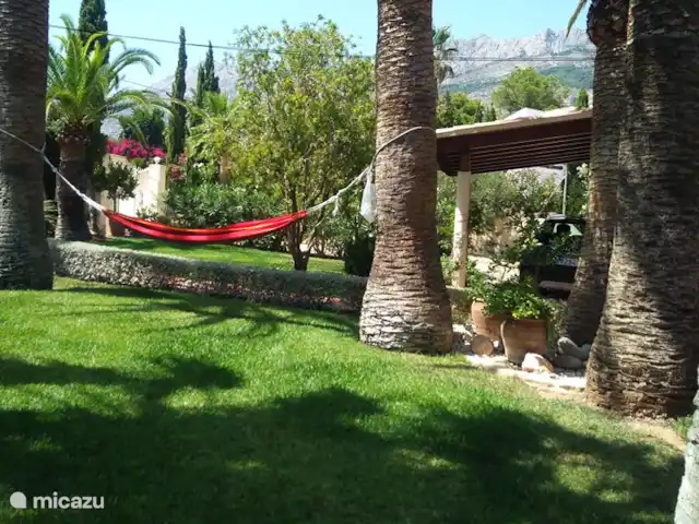 Villa Sentosa huren in Spanje, Costa Blanca, Altea - villa Zicht op een deel van de tuin en carport. In de verte berg Bernia. Je kan de Bernia beklimmen, prachtig. De wagen laat je boven op een parking staan.