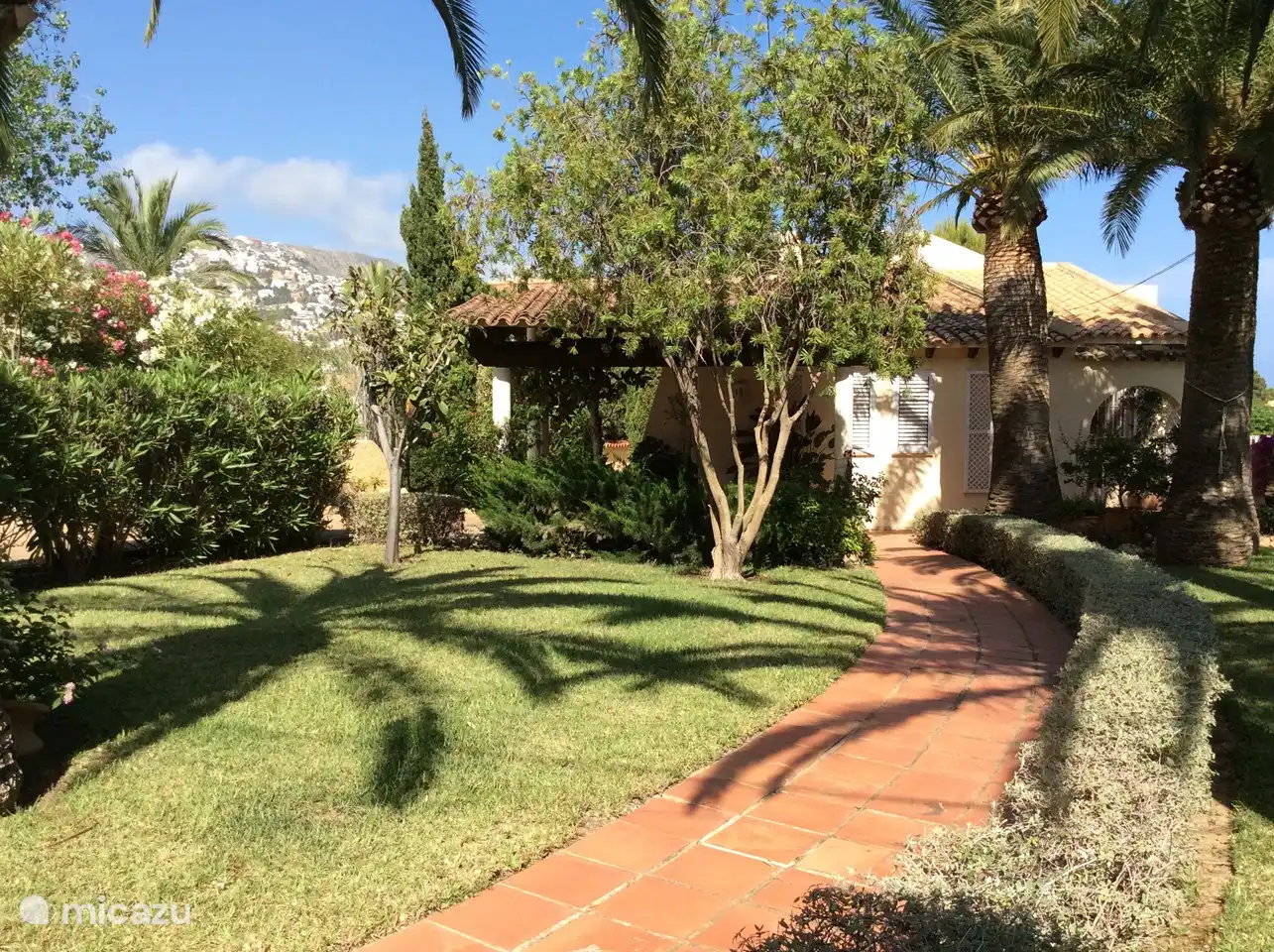 In der Ferne sieht man Altea Hills.