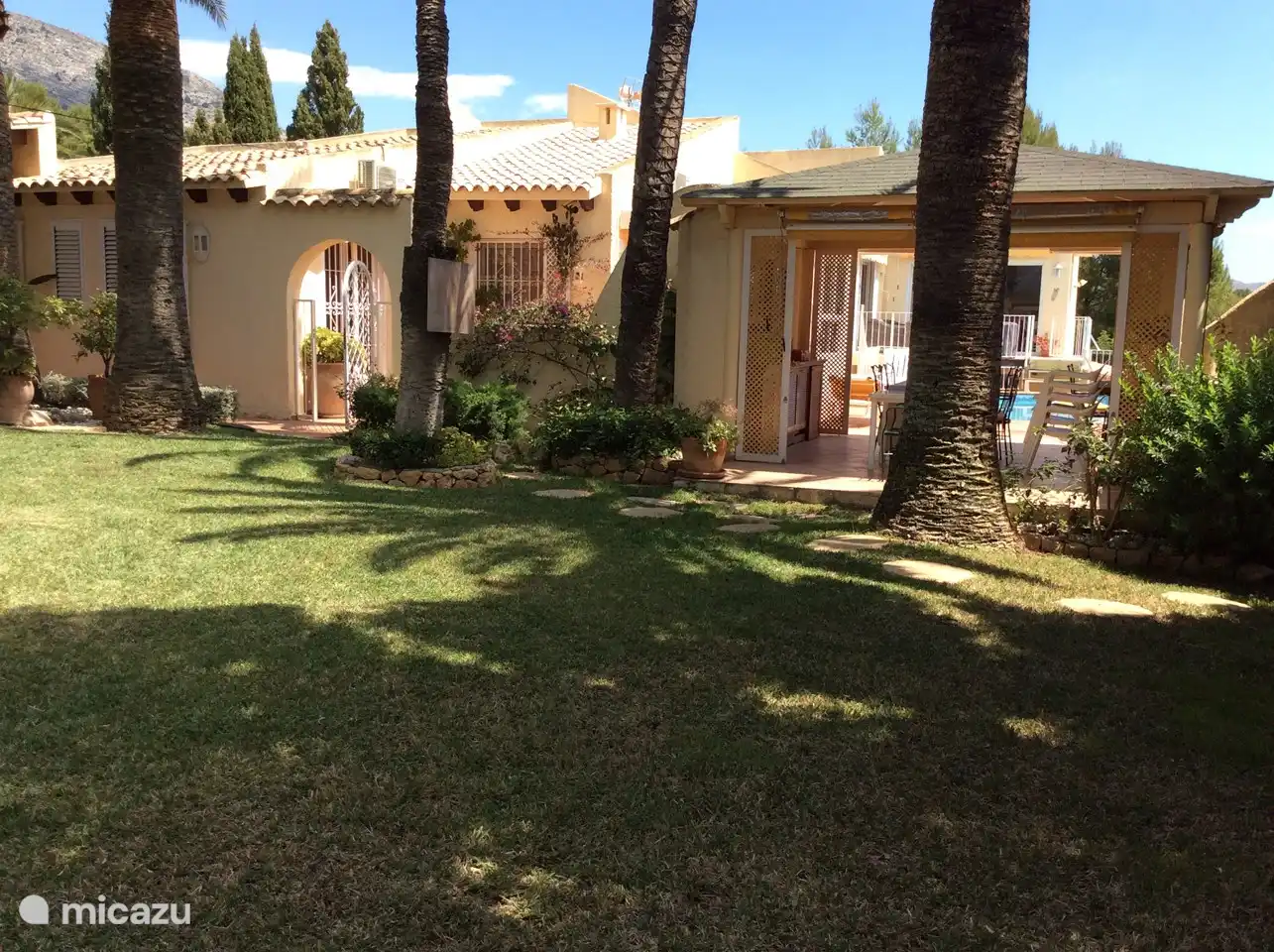 Eingang durch Garten. Über 4 Stufen gelangen Sie in die Küche und das Esszimmer, danach befindet sich jedoch alles auf einer Ebene.