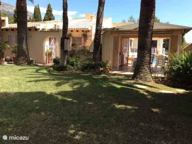 Villa Sentosa huren in Spanje, Costa Blanca, Altea - villa Ingang via tuin.  4 treden leiden u naar de keuken en eetkamer maar nadien is alles gelijkvloers.
