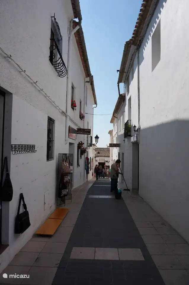 Malerische Straße in Altea in der Nähe der Kirche und mit vielen Restaurants.