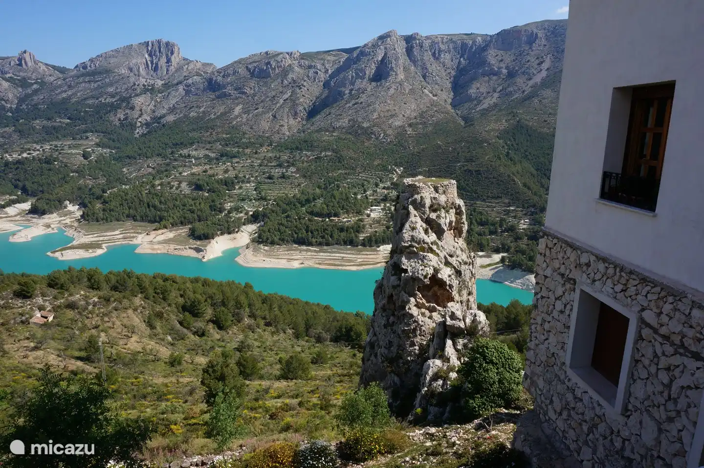 Blick auf den See neben der Burg von Guadelest. Sie können auch im See schwimmen gehen. Parken in der Nähe des Sees. 45 Autominuten von Sentosa entfernt.