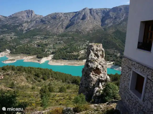 Villa Sentosa huren in Spanje, Costa Blanca, Altea - villa Zicht op het meer naast het kasteel van Guadelest. Je kan ook in het meer gaan zwemmen. Parking vlakbij het meer.. ligt op 45 min rijden van Sentosa.