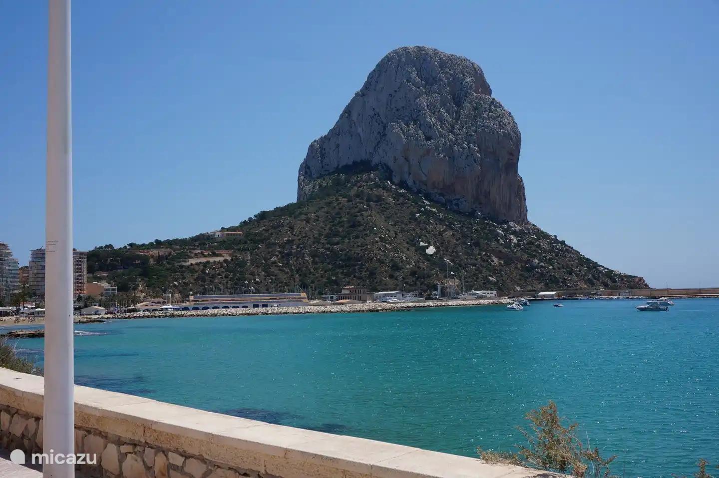 Der Felsen von Ifach in Calpe mit seinem schönen Sandstrand. Man kann den Ifach erklimmen, der erste Teil bis zum Tunnel verläuft reibungslos, der zweite Teil ist wirklich Klettern am Fels.