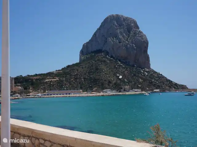 Villa Sentosa huren in Spanje, Costa Blanca, Altea - villa De rots van Ifach in Calpe met zijn mooi zandstrand. Je kan de Ifach beklimmen, eerste deel tot tunnel gaat vlot, tweede deel is echt klimmen op rotsen.
