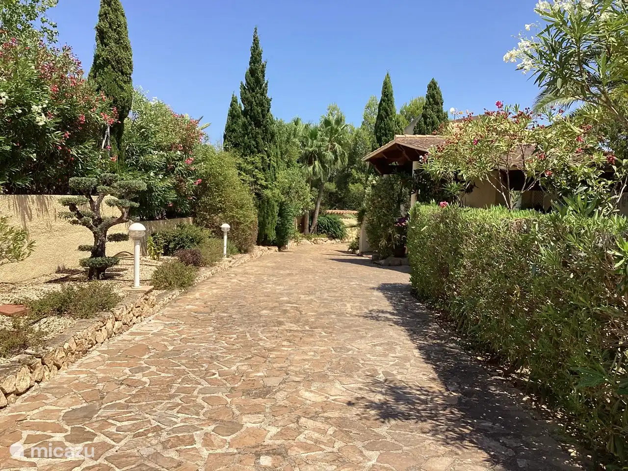 Private Auffahrt mit Carport auf der rechten Seite und überdachtem Parkplatz im Erdgeschoss. Gerade im Sommer ist das mehr als willkommen. Ausreichend Platz für 5 Autos auf Privatgrundstück. So sicher.