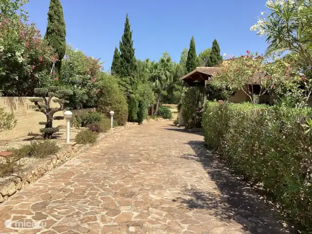 Villa Sentosa huren in Spanje, Costa Blanca, Altea - villa Privé oprit met carport rechts en beneden nog een overdekte parking. Zeker tijdens de zomer is dit meer dan welkom. Voldoende ruimte voor 5 wagens op privé domein. Dus safe.