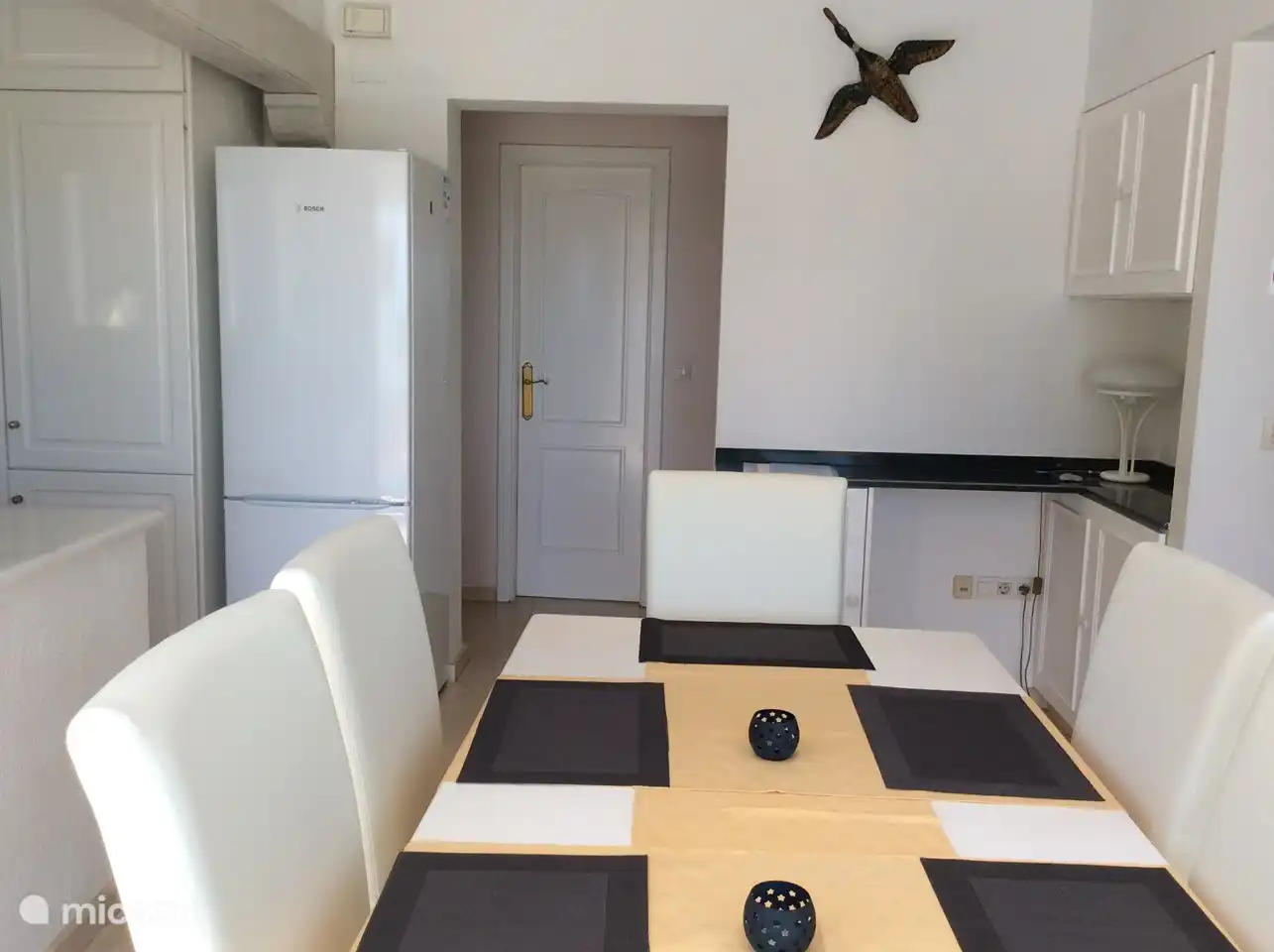 Die Küche. Natürlich können auch andere weiße Stühle für mehr als 6 Personen hinzugefügt werden. Leicht aus der Garage zu entfernen.