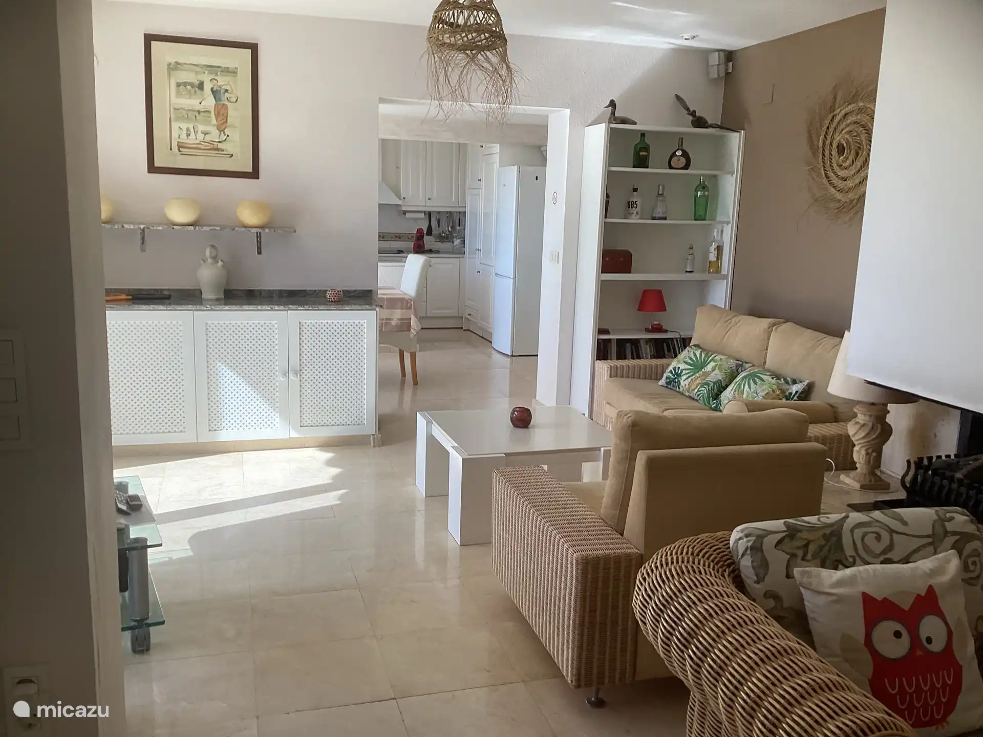 Wohnzimmer mit Schiebefenster zur Terrasse und Meerblick.