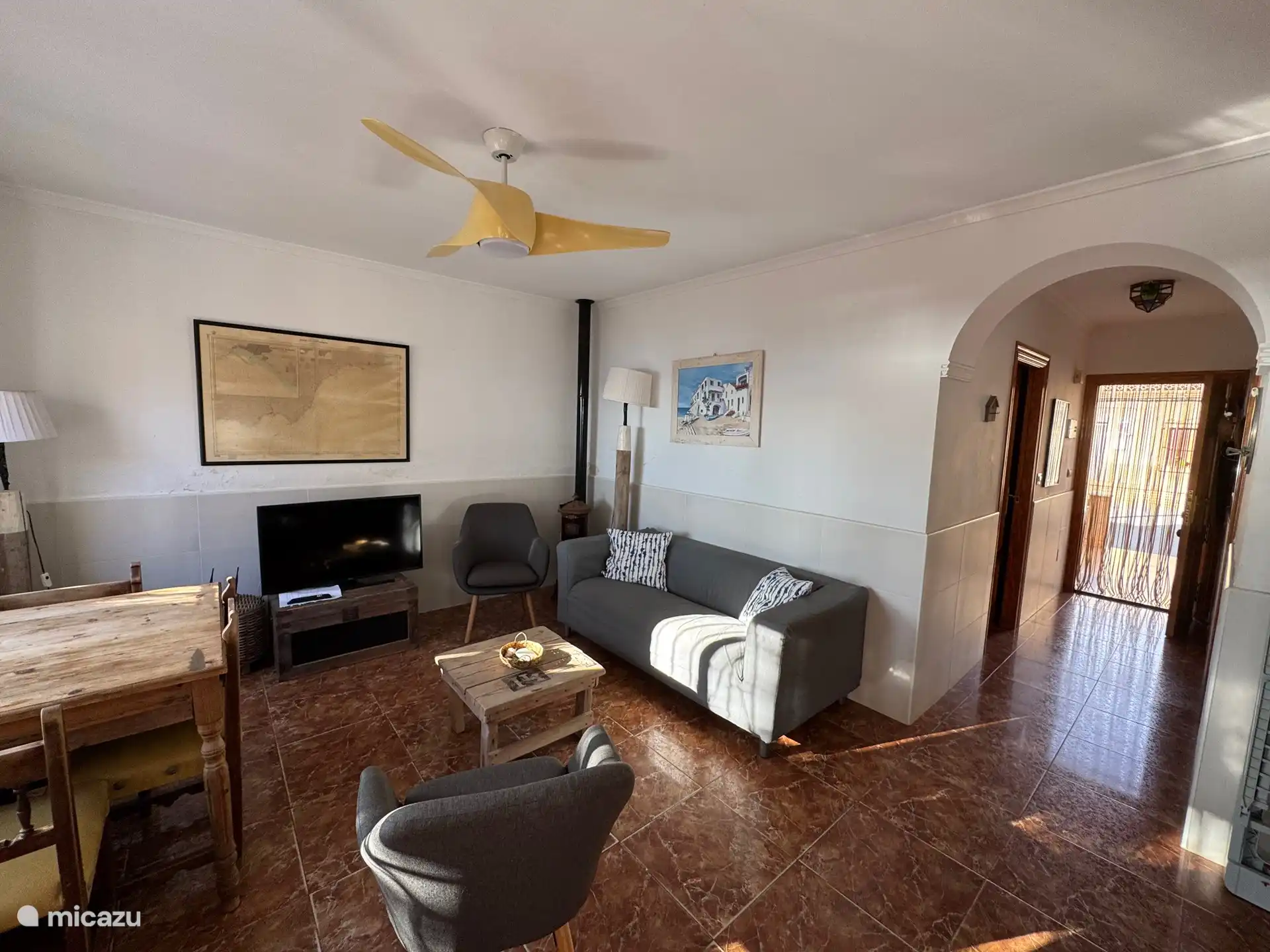 le salon confortable de Casa Anavicente. Télévision intelligente. WIFI puissant, bon chauffage pour l’hivernage.