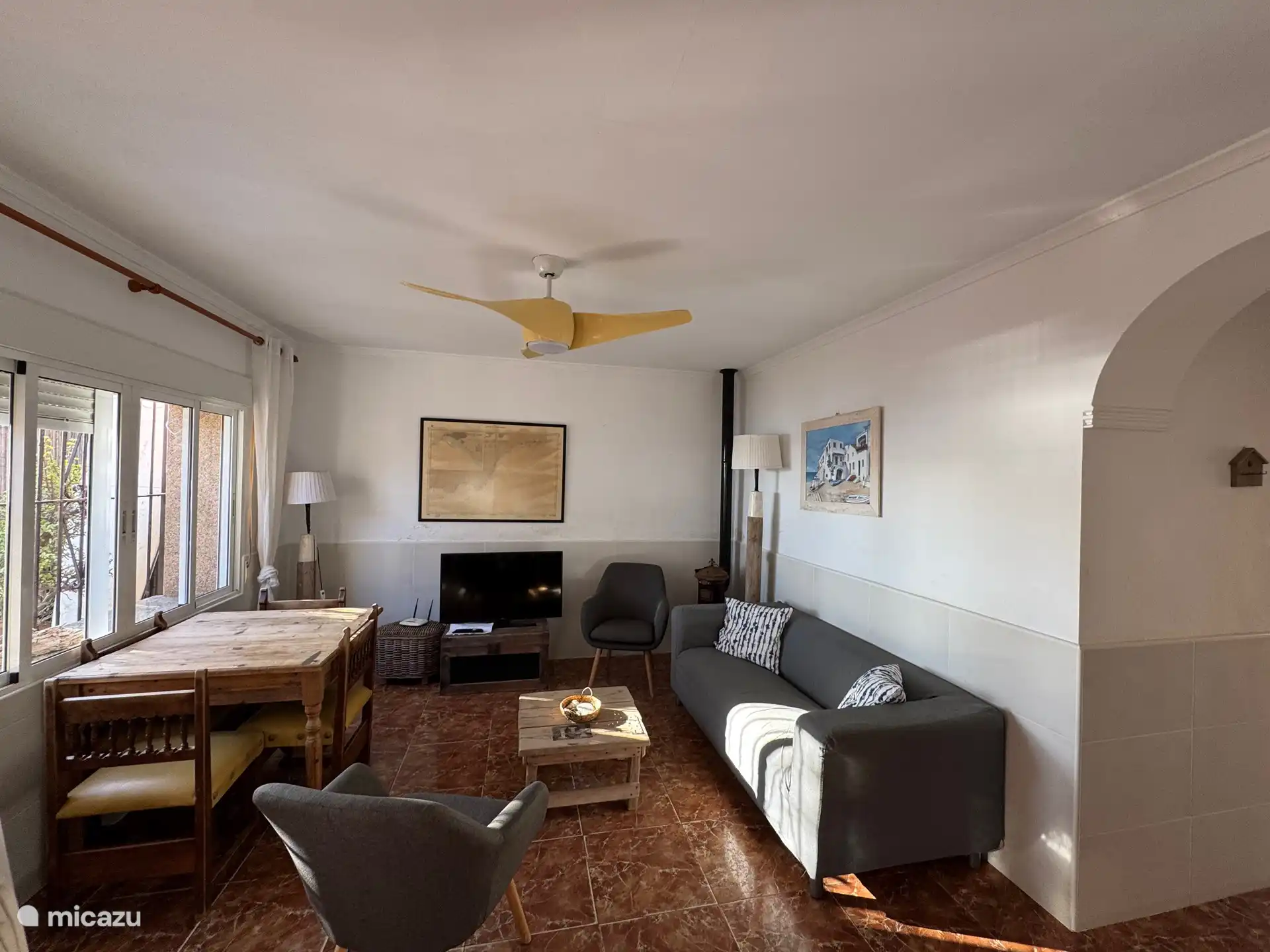 Salle à manger dans le salon. Il y a aussi un coin repas dans la cuisine. Du salon, cependant, une belle vue sur la mer. Des options de ventilation plus que suffisantes.