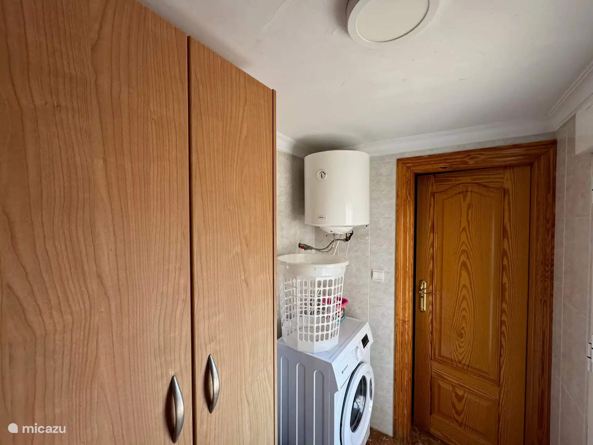 Propre machine à laver et grande chaudière pour suffisamment d’eau chaude. La porte vous emmène de la cuisine à la salle de bain.