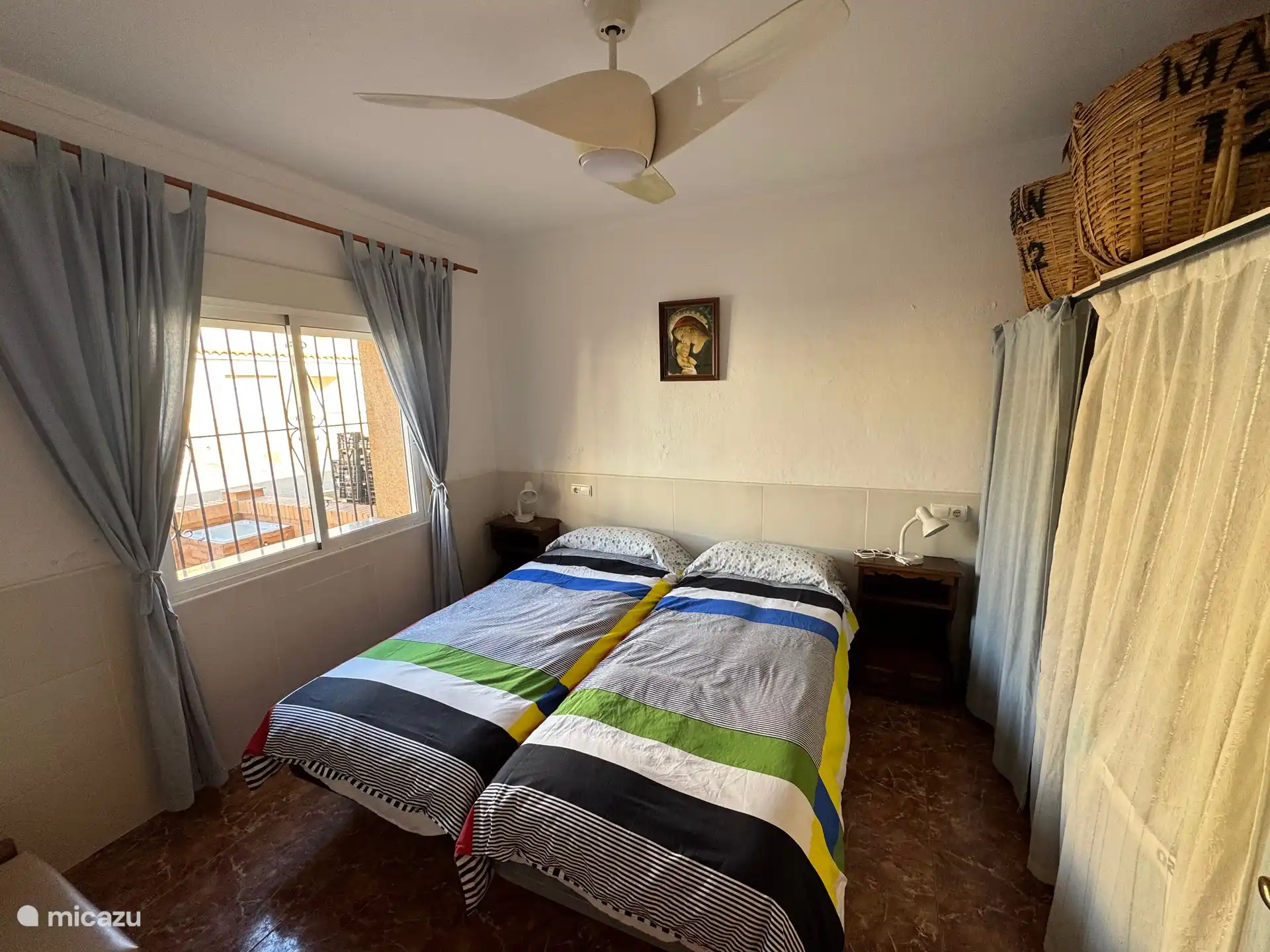 La 2ème chambre avec volets, ventilateurs de plafond, de nombreuses options de rangement et d’excellents matelas.