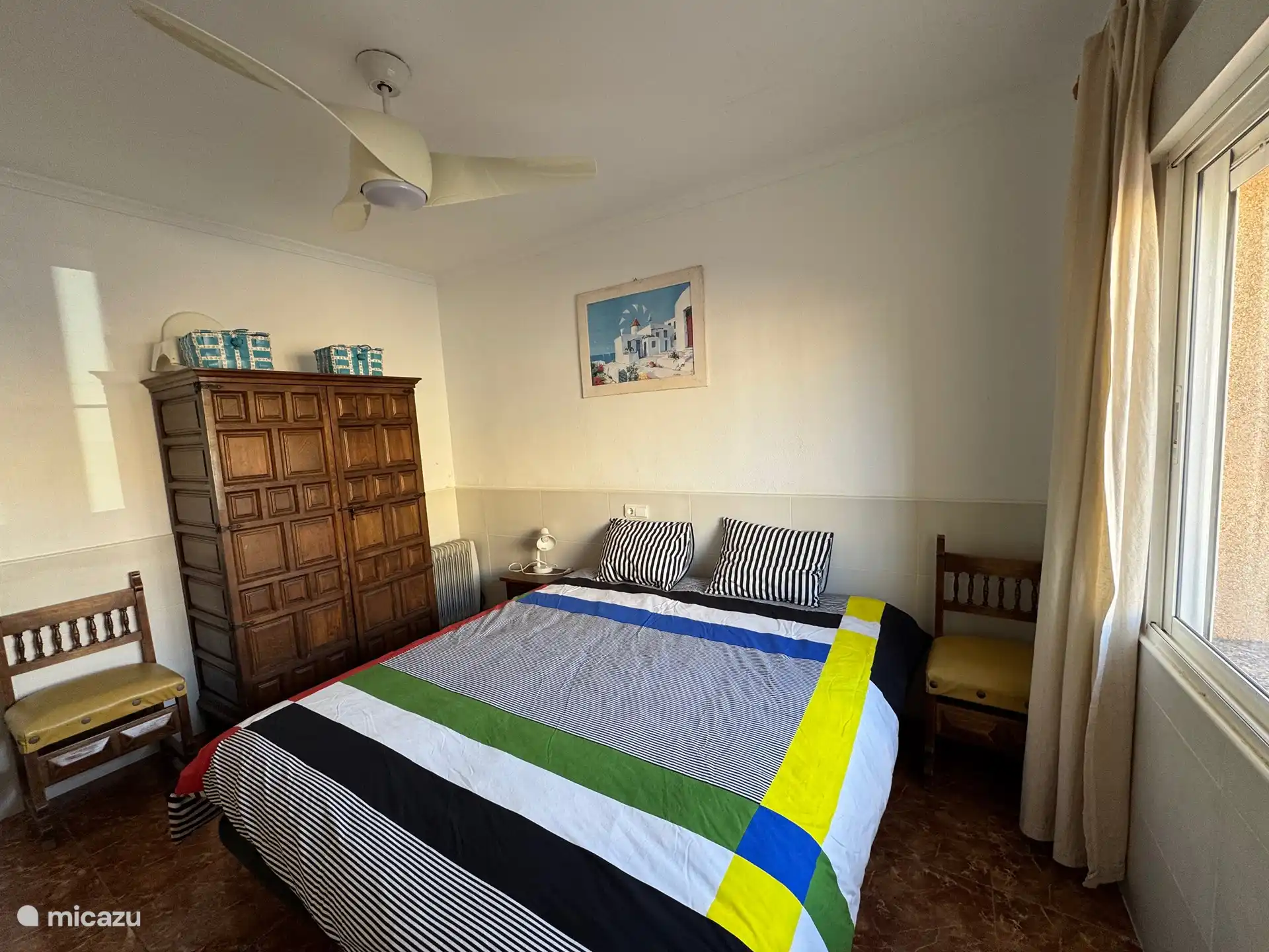 La chambre principale. Lit de 1,80 par 2,00 avec de bons matelas et de puissants ventilateurs de plafond. Les deux chambres peuvent être obscurcies.
