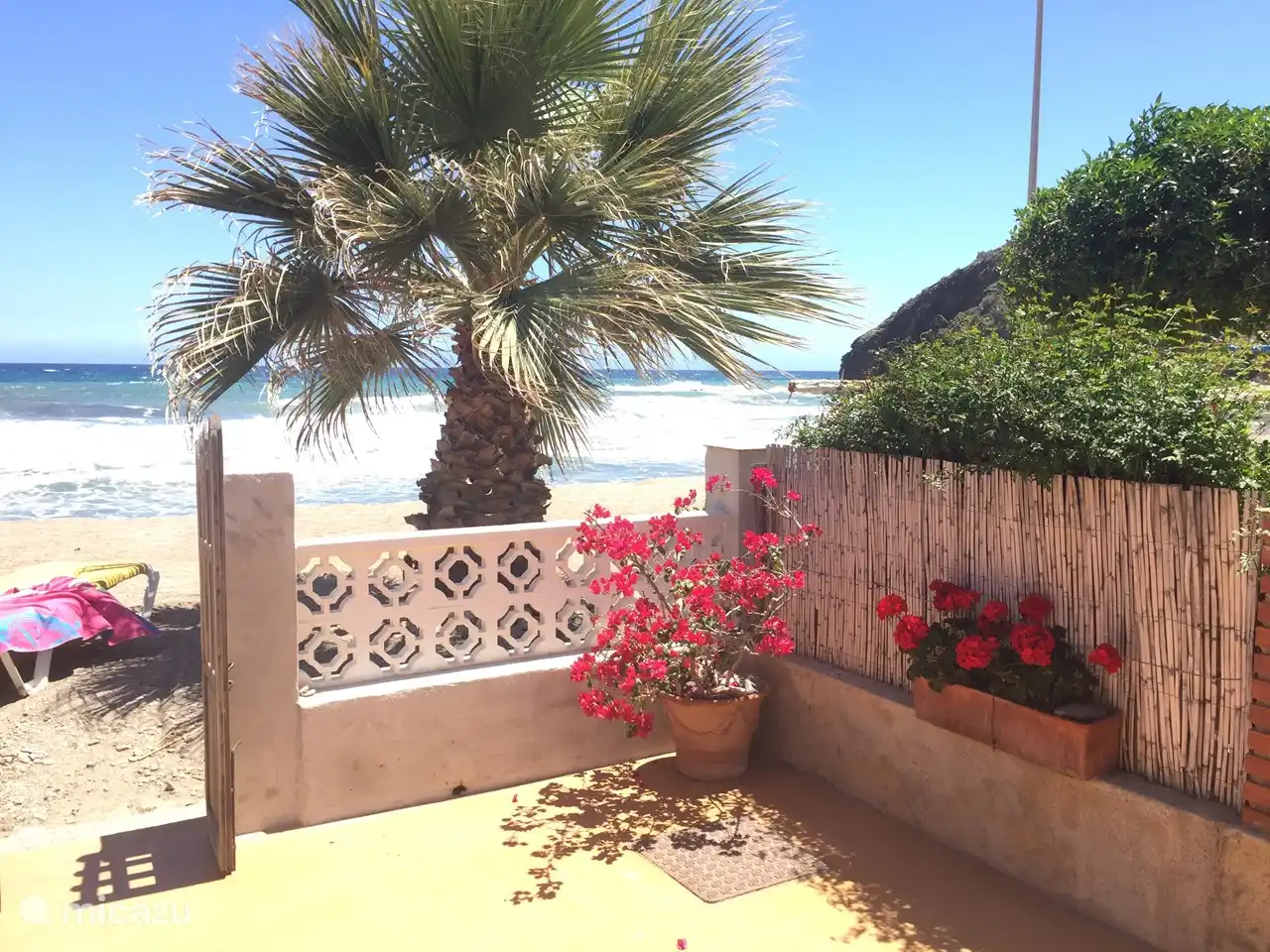 Depuis votre terrasse privée, vous pouvez marcher directement sur la plage.
Où d’autre cela serait-il possible ? 