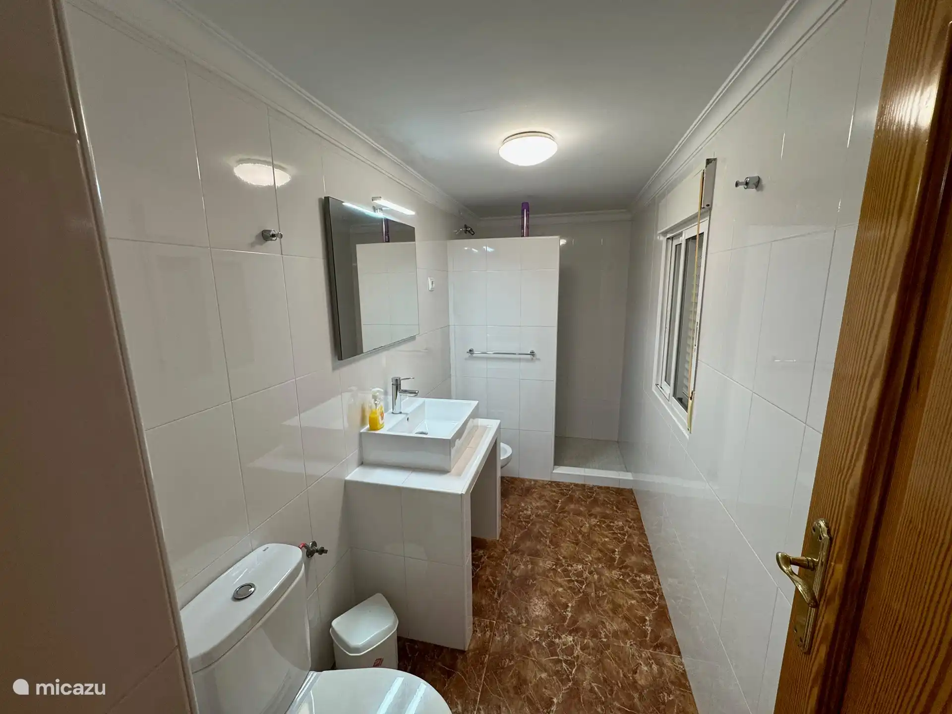 La salle de bain récemment rénovée. Très propre et répond à toutes vos exigences......