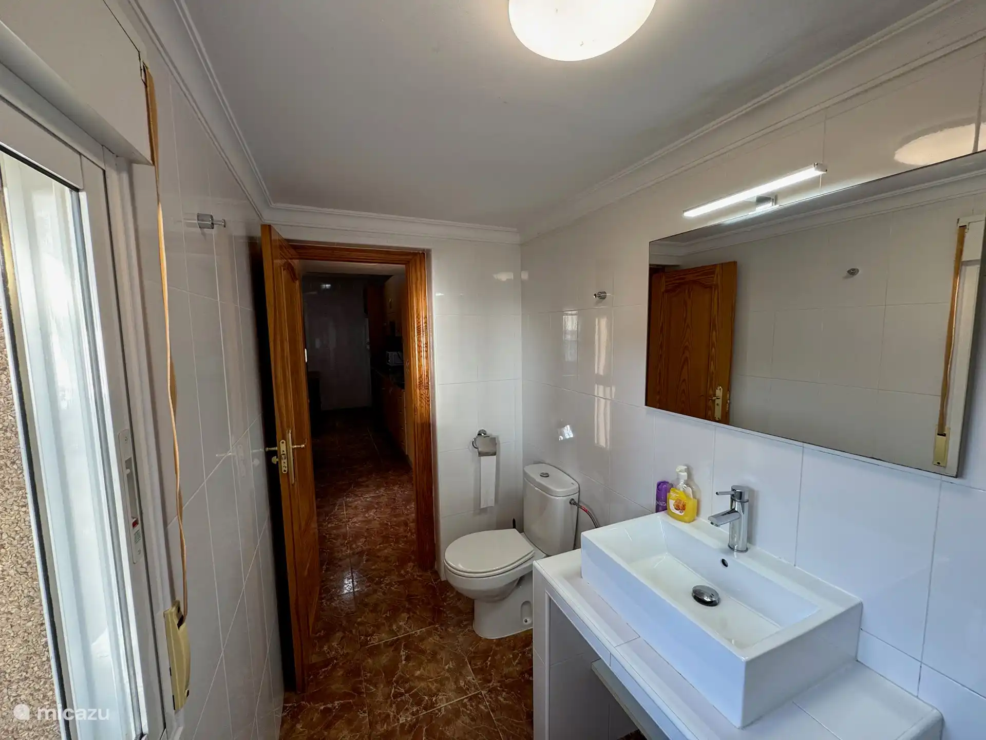 Lavabo, WC et douche à l’italienne.
Spacieux, soigné et très propre.