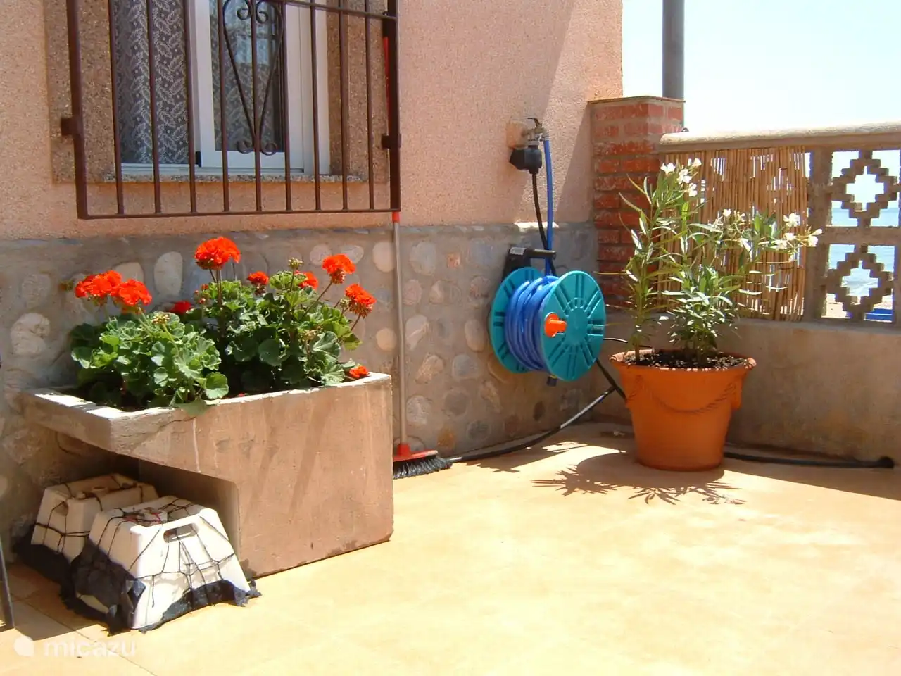 Votre terrasse arrière est équipée d'une table de jardin avec chaises. Il y a aussi des chaises longues sur la terrasse.