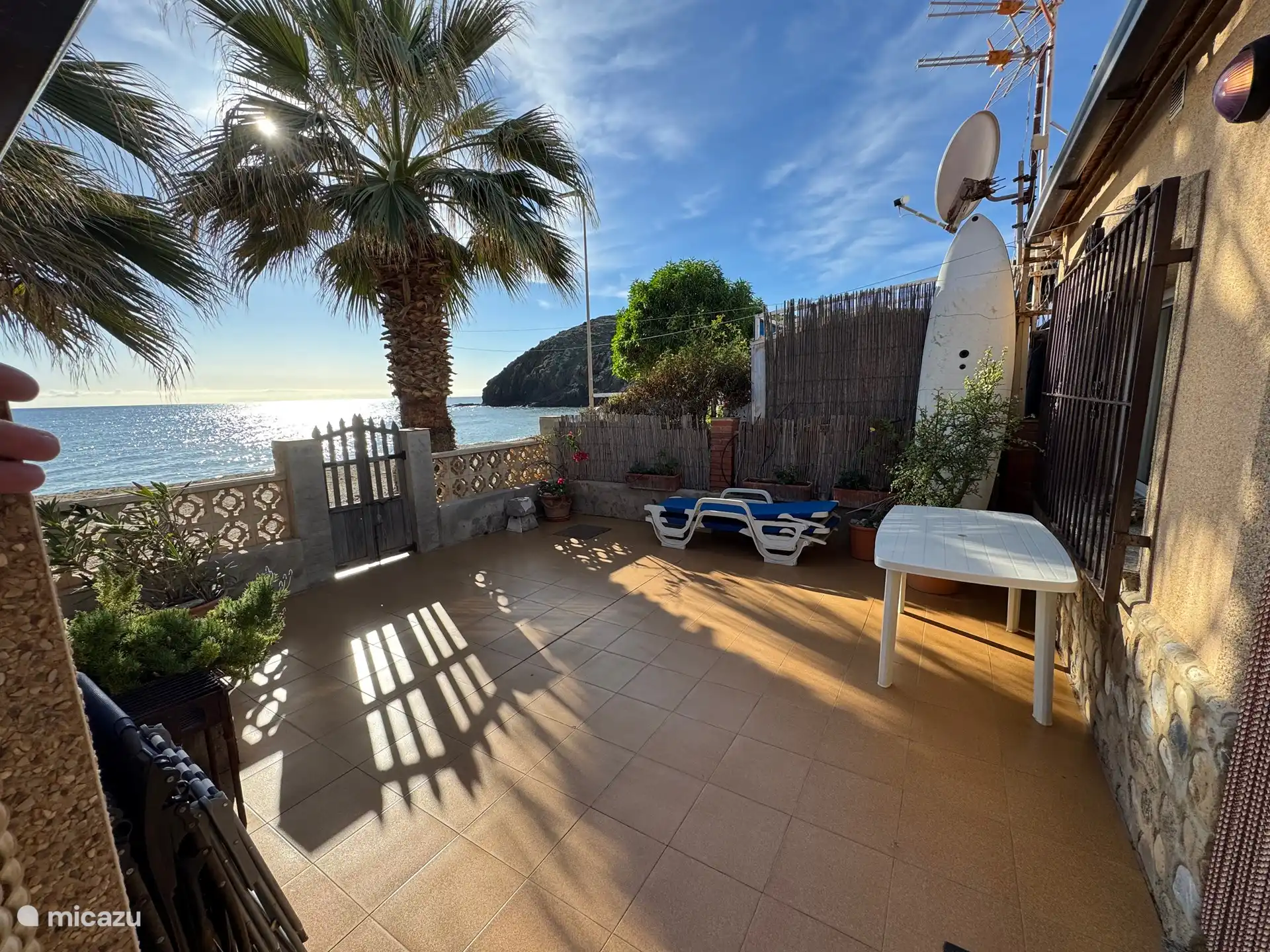 Votre terrasse privée sur la plage. Le soleil se lève sur cette mer. Du soleil toute la journée, mais aussi de l’ombre des palmiers et de votre parasol !!