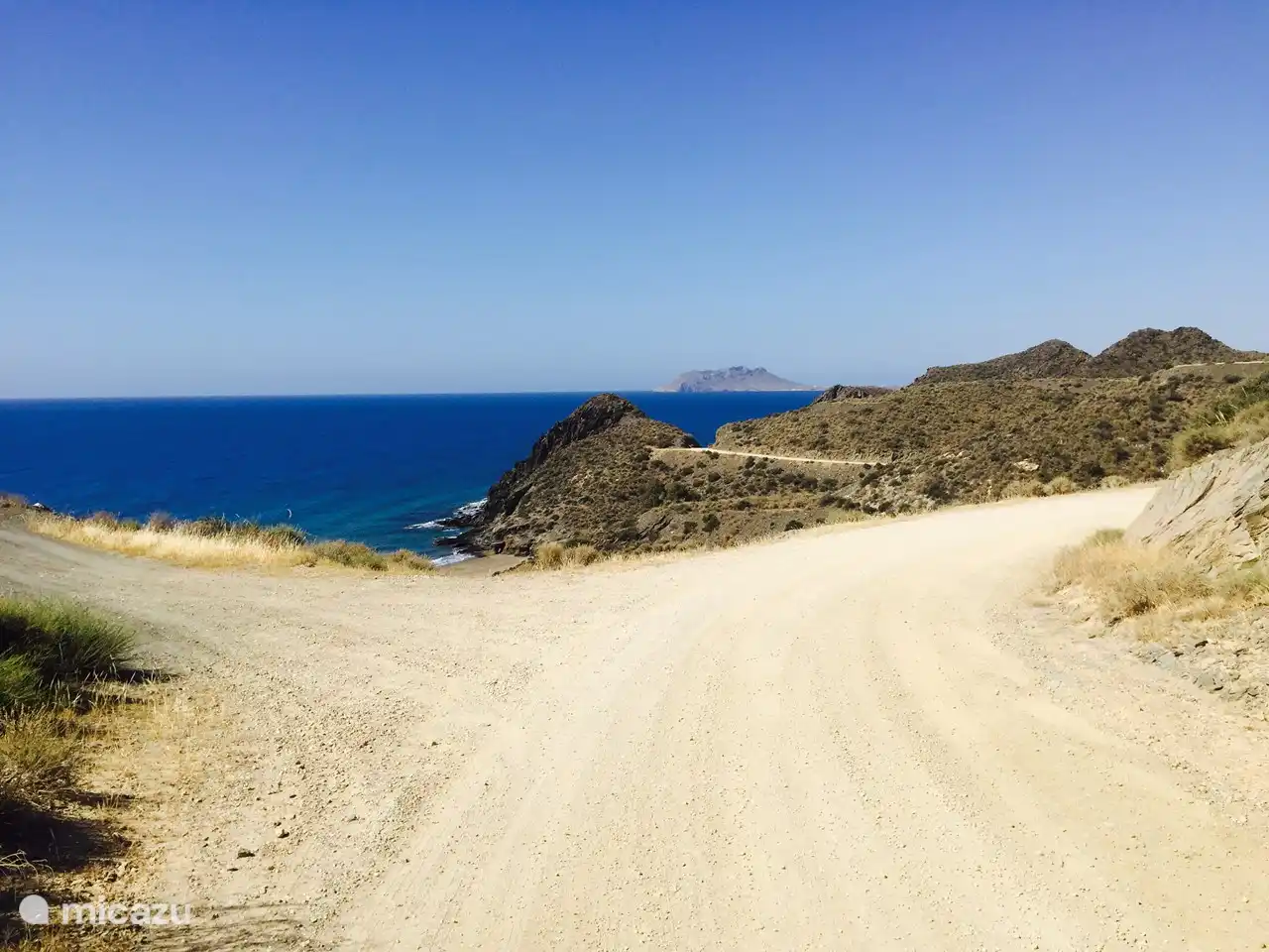 Sur le chemin de « Playa de las mujeres ». À distance de marche de la maison 3 belles baies.