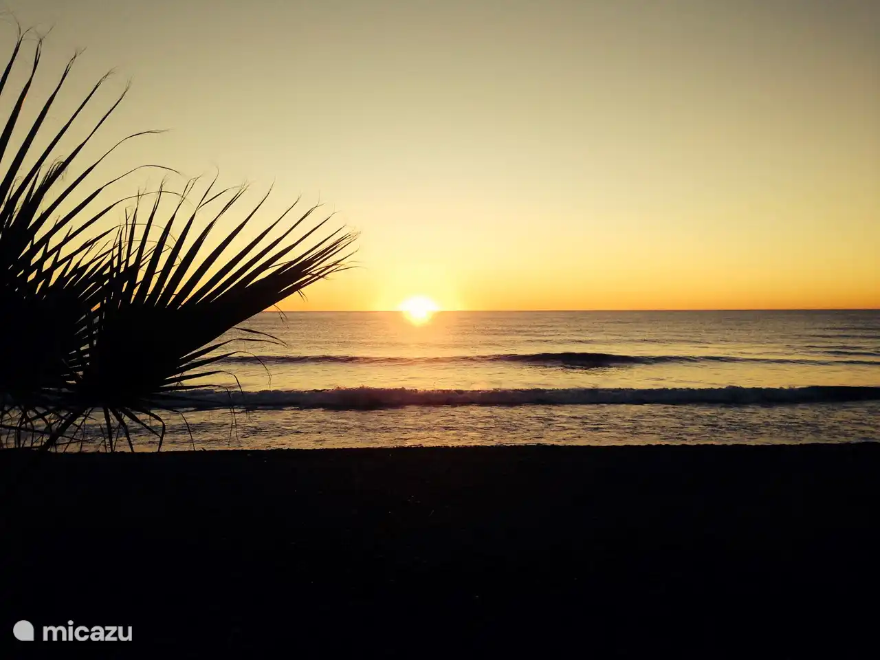 En hiver, il est merveilleux de voir le soleil se lever de la mer.