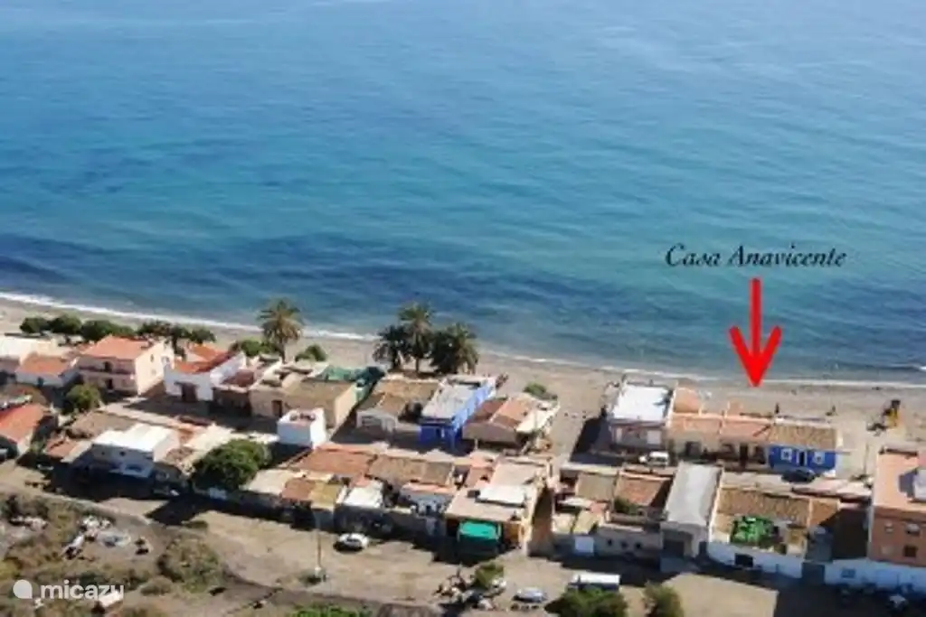 Vue de dessus de Puntas de Calnegre avec Casa Anavicente sous la flèche.