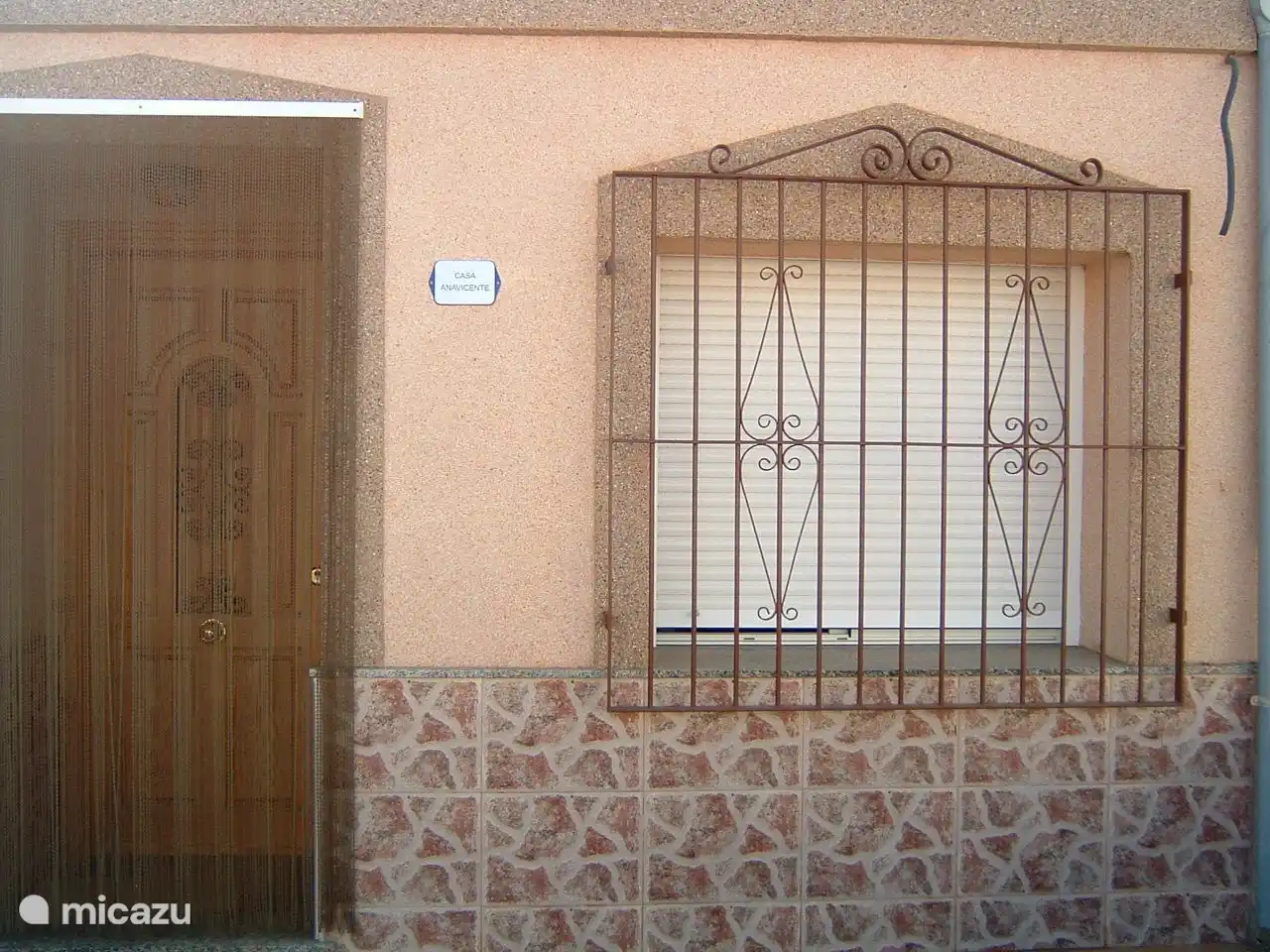 L'entrée principale de Casa Anavicente côté rue. Ici vous avez aussi une belle terrasse. Notre cactus est sur cette terrasse depuis 12 ans. Lorsque vous êtes notre invité, veuillez les arroser de temps en temps.