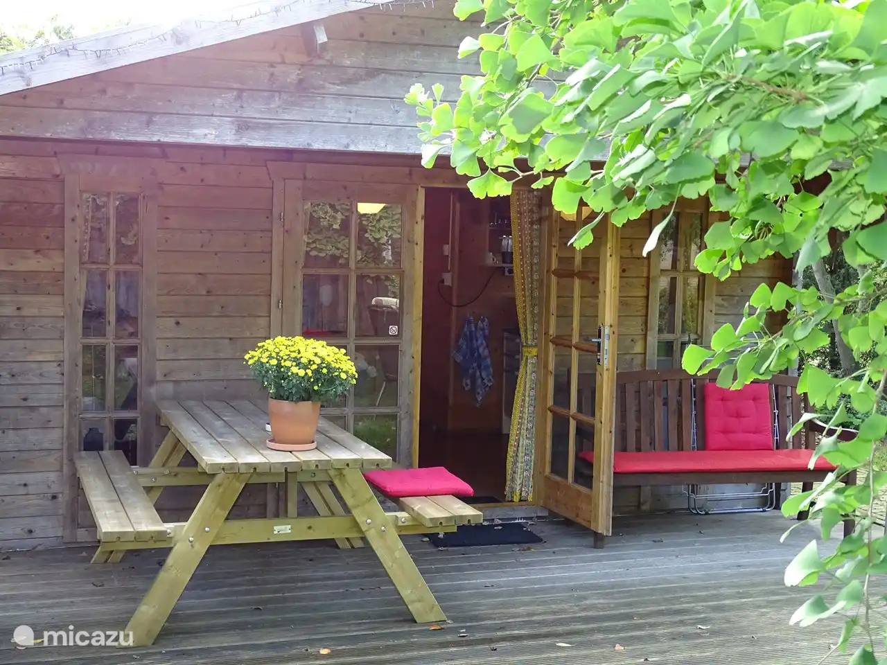 Überdachte Terrasse, sodass Sie auch bei Regen draußen sitzen können.