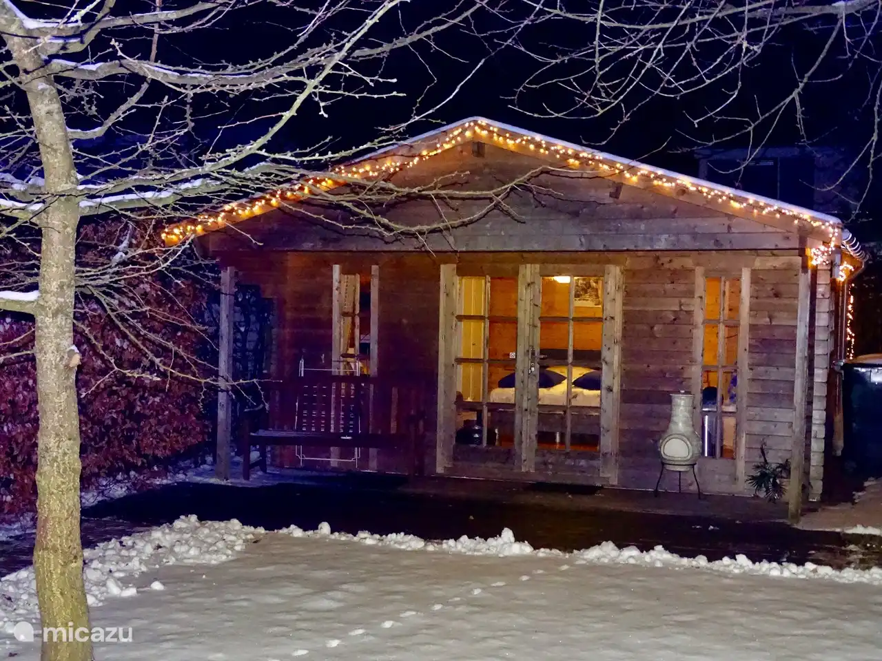 Auch im Winter können Sie unser Gartenhaus nutzen. Es verfügt über eine eigene Zentralheizung, die es im Inneren komfortabel macht. Abends lädt die Terrasse am Kamin auch zum Entspannen ein, wenn es etwas kühler ist.