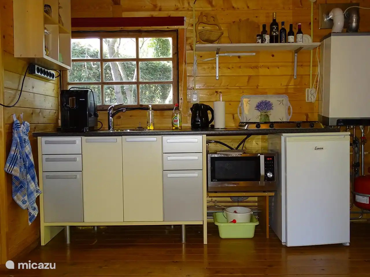 Küche mit Kühlschrank, Kombibackofen, Gasherd, Kaffeemaschine und darüber hinaus komplett ausgestattet für autarkes Wohnen.