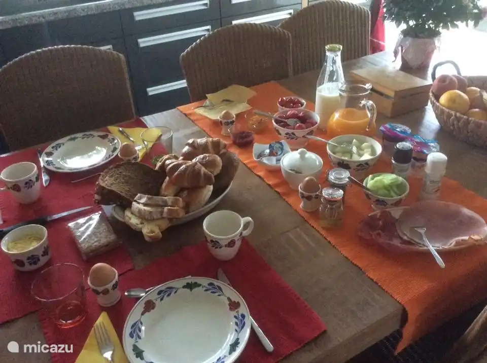 Optional kann Frühstück gebucht werden. Das servieren wir normalerweise in unserer Küche.