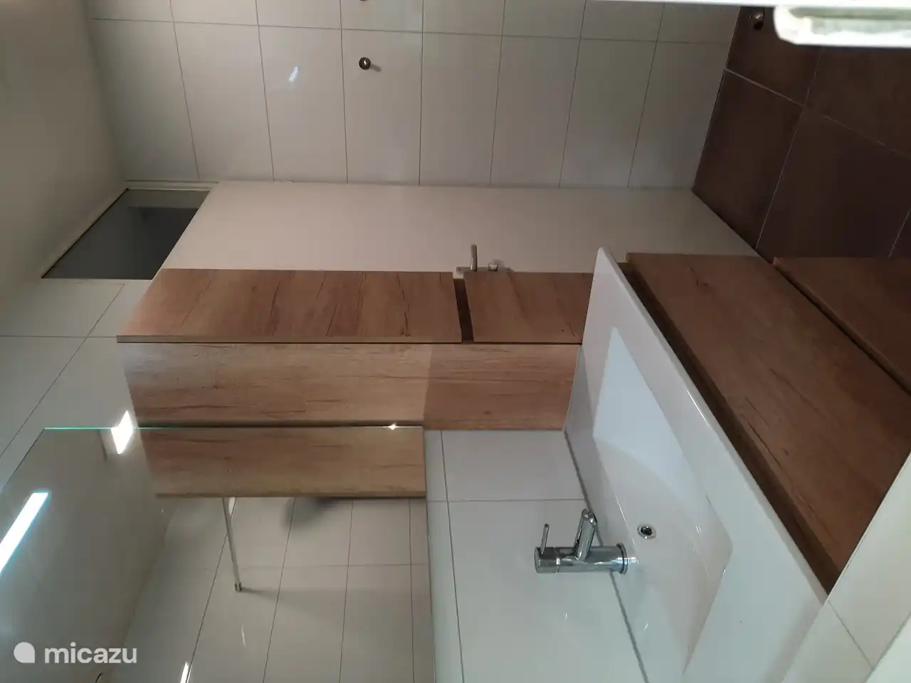 Unter der Dusche versinken.