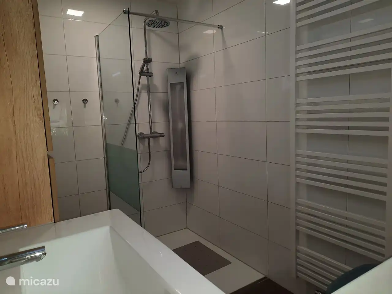 Sunshower in der begehbaren Dusche verfügbar.