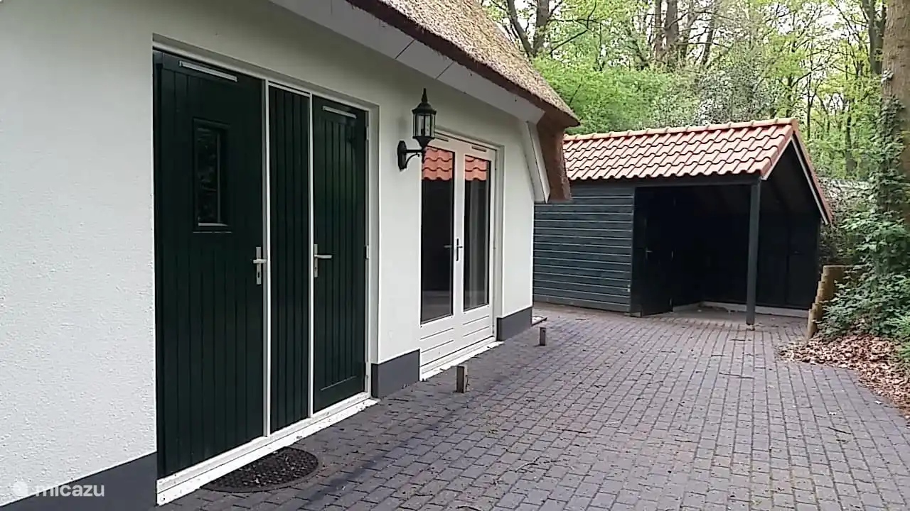 Gartentüren zur Terrasse, wo wir in den Sommermonaten einen Gartentisch haben.