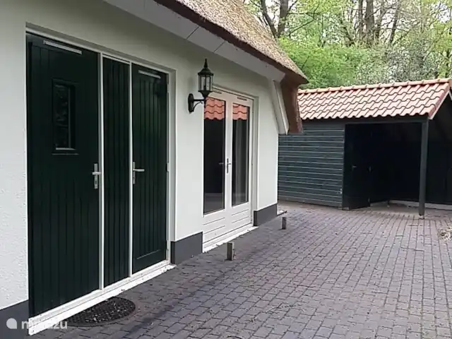 Location de Vacances Pays-Bas, Overijssel, IJhorst, maison de vacances - Les Montagnes Blanches Portes-jardins donnant sur la terrasse, où nous avons une table de jardin pendant les mois d'été.