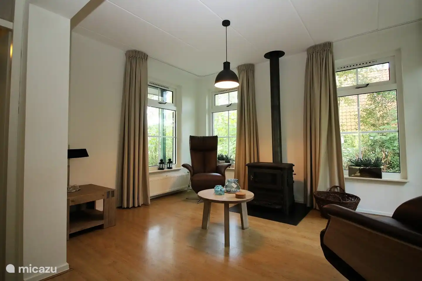 Holzofen im Wohnzimmer.