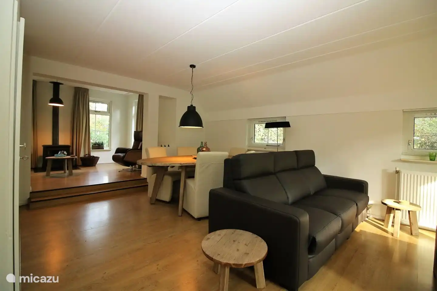 Zimmer mit Esstisch.