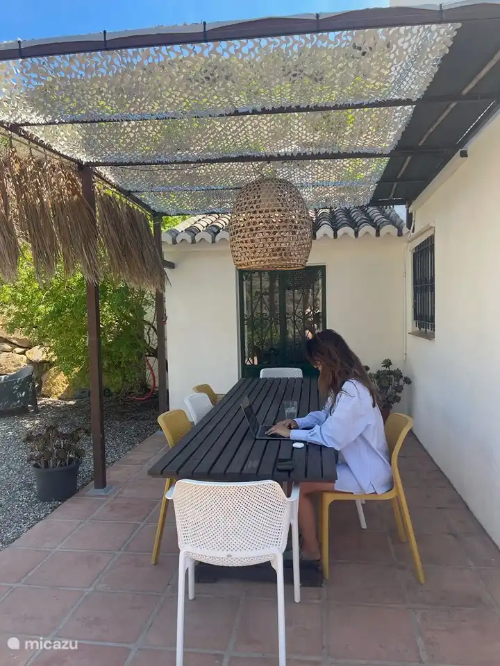 Terrasse und Arbeitsplatz auf dem Patio