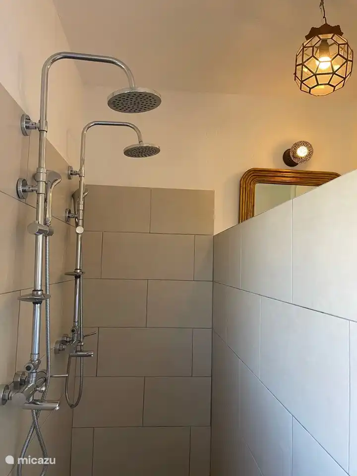 Doppeldusche im Badezimmer im Obergeschoss