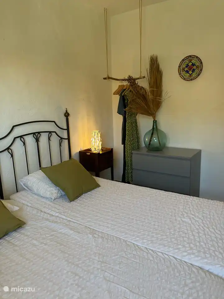 Schlafzimmer im Obergeschoss am Ende des Flurs