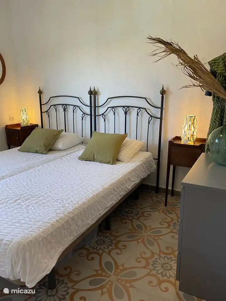 Schlafzimmer im Obergeschoss am Ende des Flurs