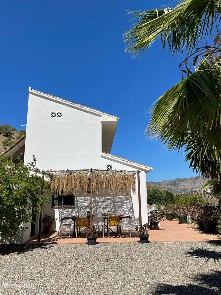 Blick vom Parkplatz auf das Haus