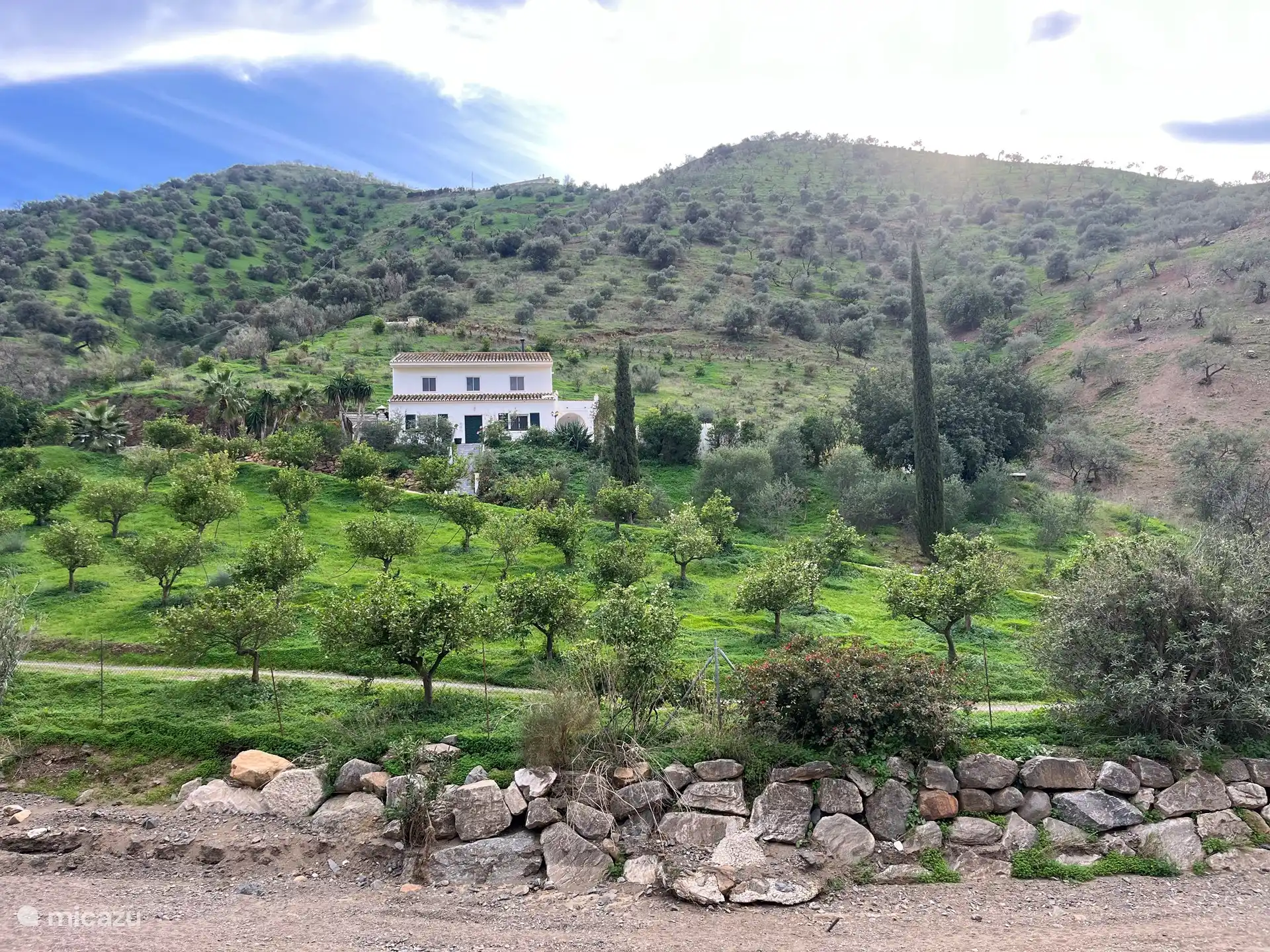 Blick auf das Haus vom Flussbett aus