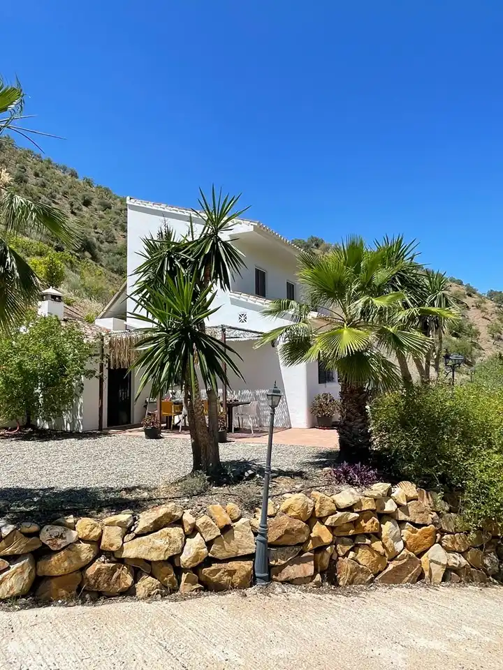 Blick auf das Haus vom Parkplatz aus