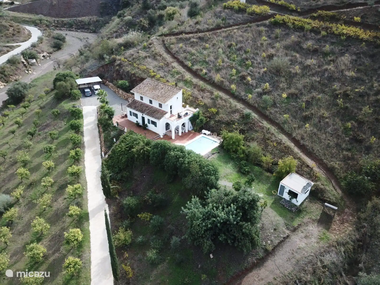 Luftaufnahme des Hauses im Frühling