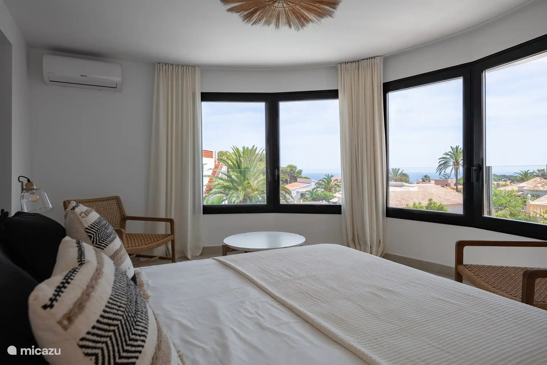 Dormitorio con vistas